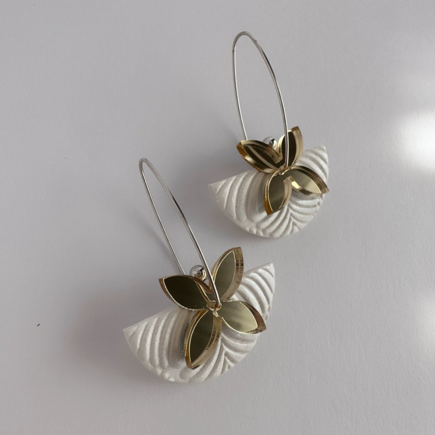 'Aniva Earrings (Pearl White + Gold)